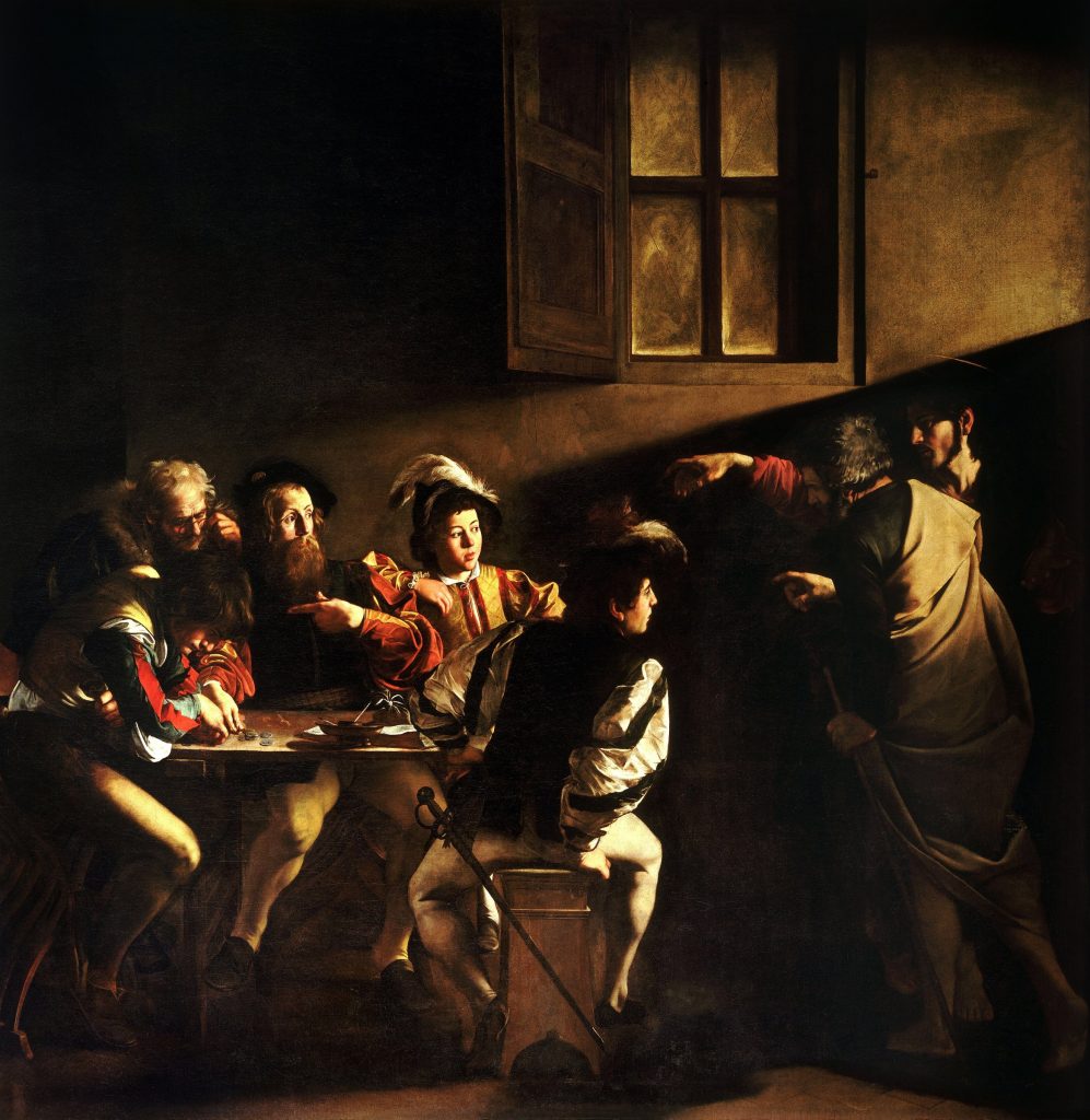 Caravaggio, Die Berufung des heiligen Matthäus: Männer an einem Tisch, ein Lichtstrahl fällt auf sie, Jesus zeigt auf Matthäus