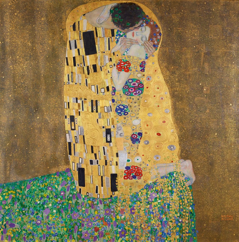 Gustav Klimt, Der Kuss: Liebespaar in goldenen, gemusterten Gewändern auf einer Blumenwiese