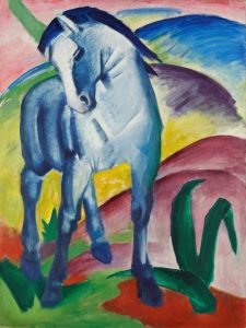 Franz Marc, Blaues Pferd I: blaues Fohlen vor bunter Hügellandschaft