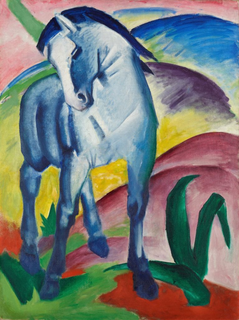 Franz Marc, Blaues Pferd I: blaues Fohlen vor bunter Hügellandschaft