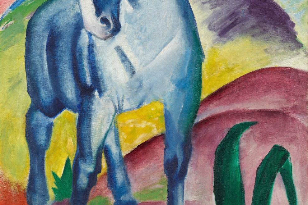 Franz Marc, Blaues Pferd I: blaues Fohlen vor bunter Hügellandschaft