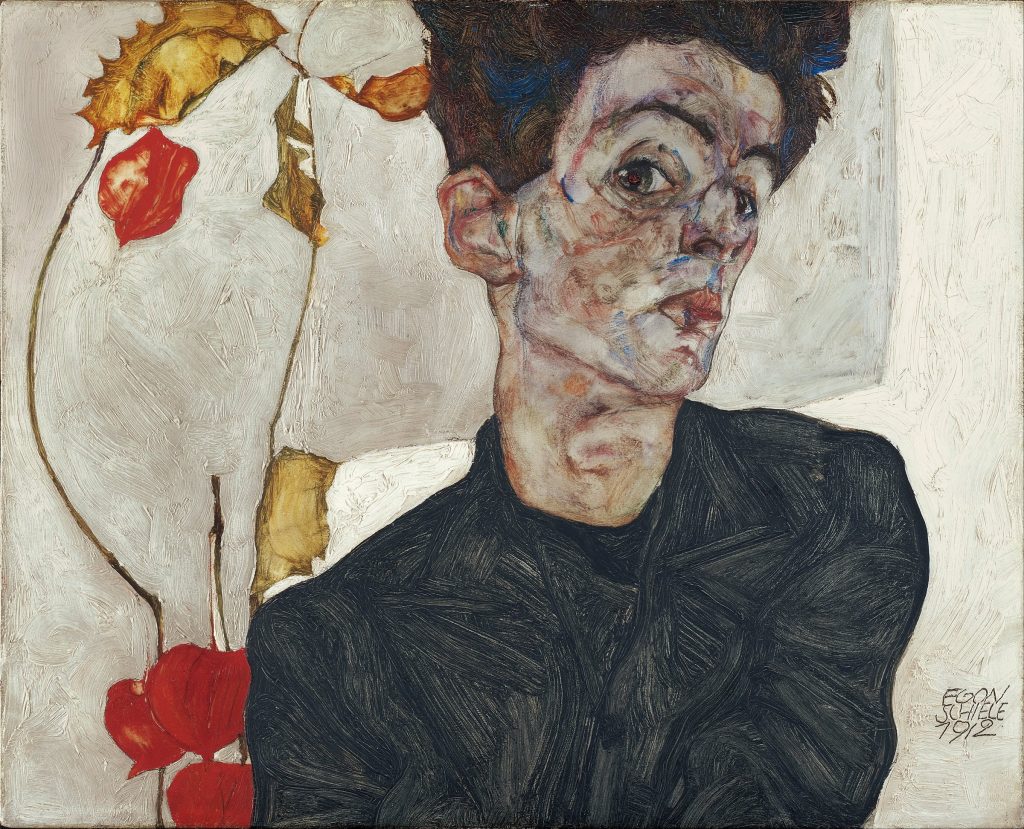 Egon Schiele, Selbstbildnis mit Lampionfrucht: Brustbild des Malers mit geneigtem Kopf neben roten Früchten